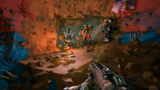 En spelare står med ett vapen i händerna och riktar det mot ett par karaktärer i en grotta i Deep Rock Galactic.