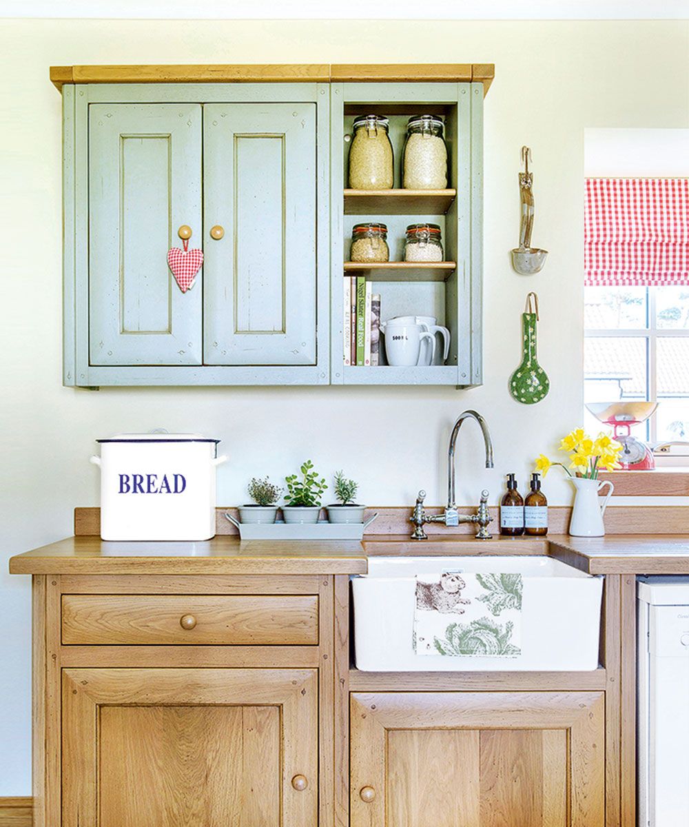 Green-kitchen-Ideas-Polly-Eltes-shelf