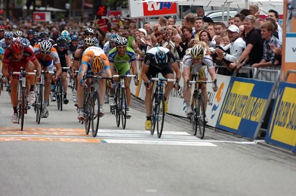 The sprint was very close, but Tyler Farrar (Garmin - Transitions) timed his kick to perfection to beat Edvald Boasson Hagen (Sky) and Andr&eacute; Greipel (HTC - Columbia).