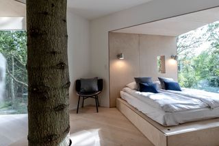 A treetop cabin bedroom in Denmark