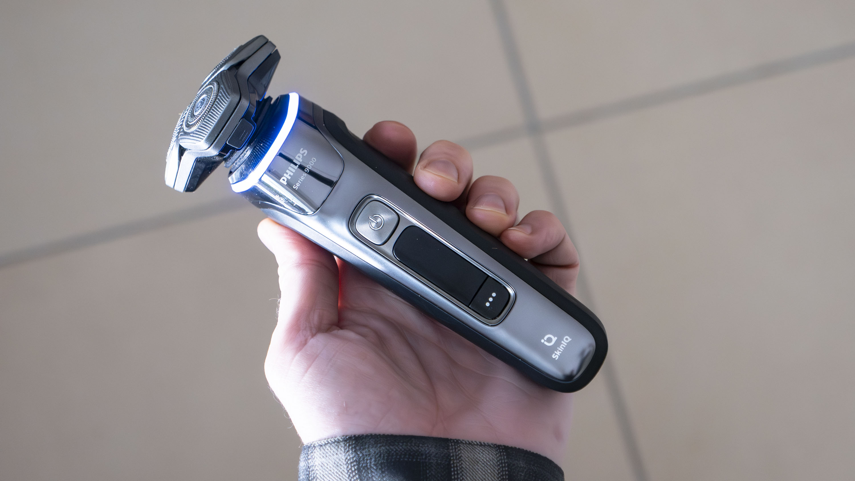 Philips i9000 electric razor in user&#039;s hand