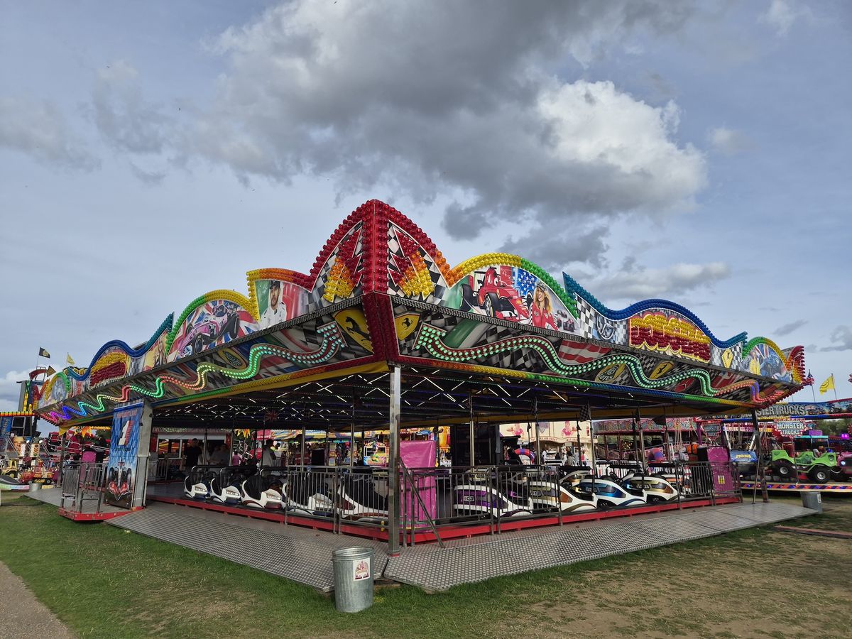 Camera Sample of a funfair captured on the Galaxy Z Flip 7 FE