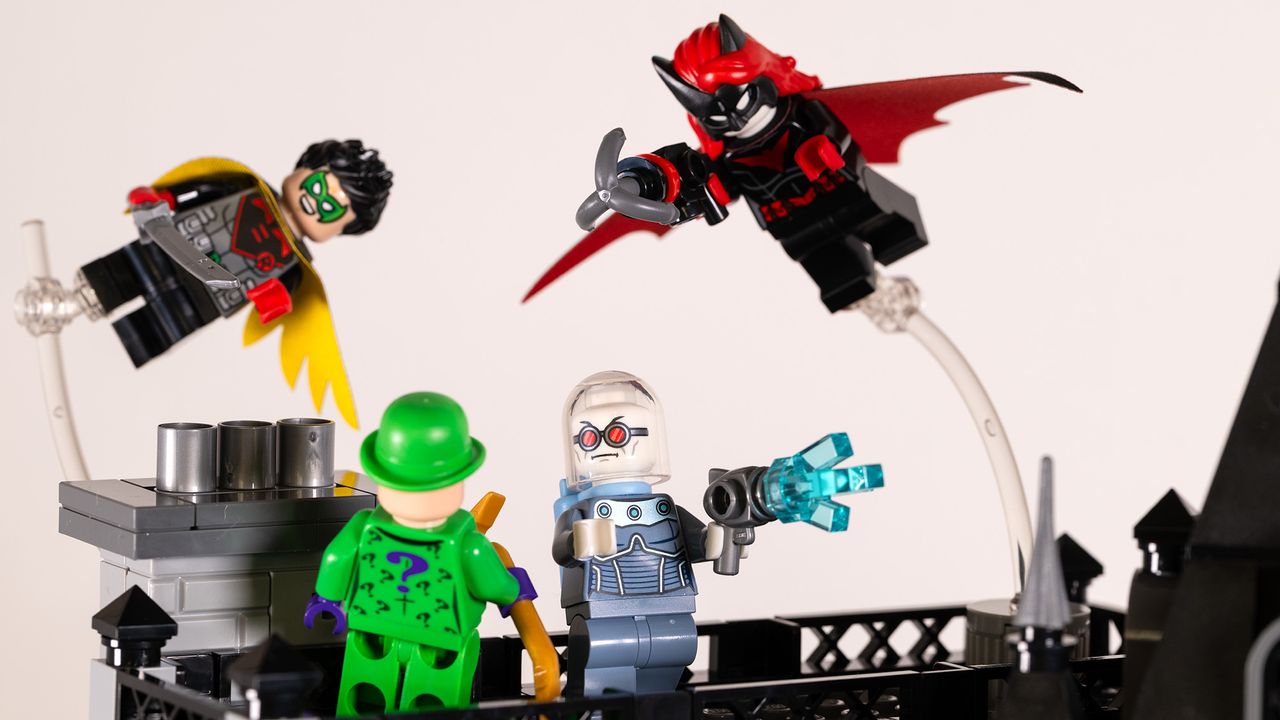 Lego DC Arkham Asylum (#76300) lego set, Mr Freeze, Riddler, Robin, and Batwoman face off