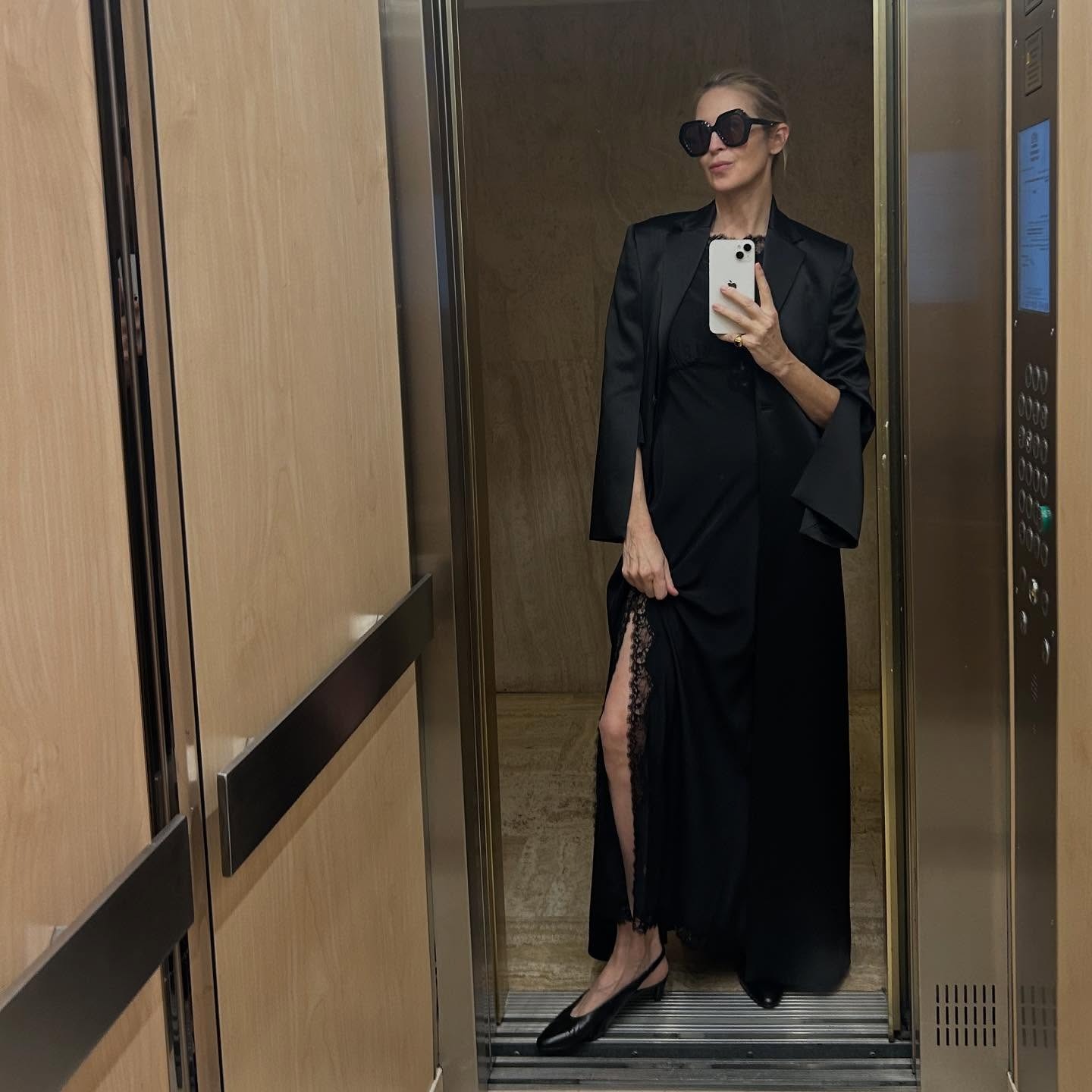 Kelly Rutherford taking an elevator mirror selfie.