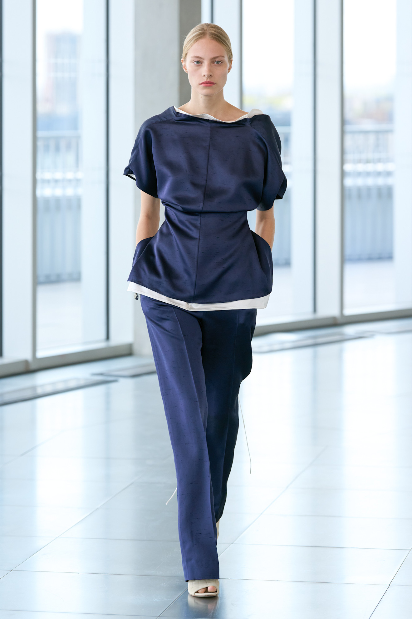 ELEGANT FASHION TRENDS 2026: WAISTED TOPS AT TOVE