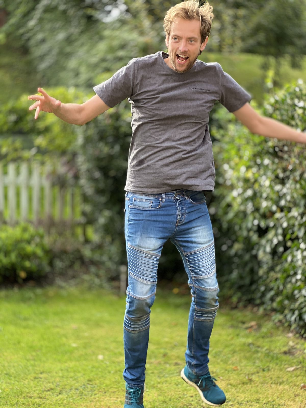 iPhone 13 Pro Max camera samples showing model in front of blurred background