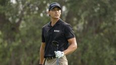 What does Dominic Foos do during a practice round?