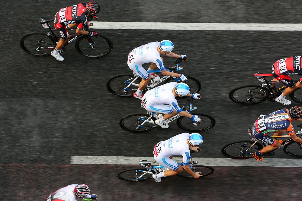 The peloton races through the streets of Utsunomiya