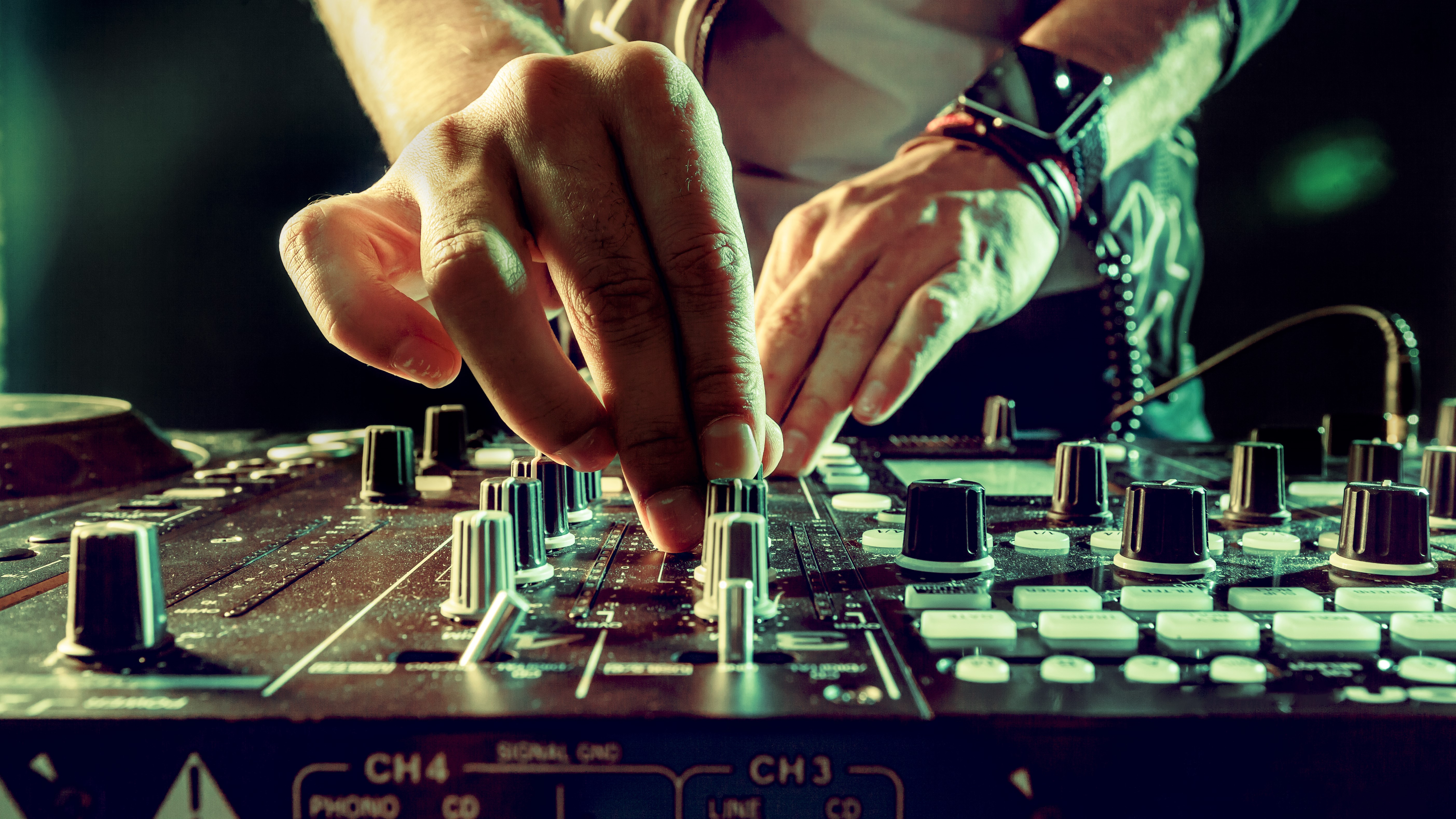 Best beginner DJ mixers 2023