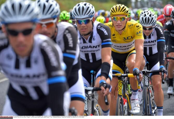Marcel Kittel kept safe by his Giant-Shimano teammates