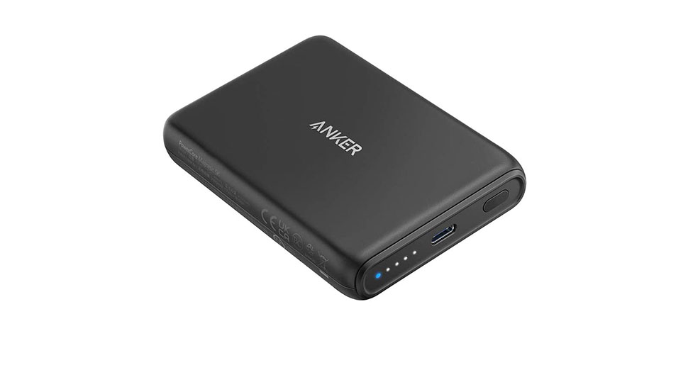 En svart Anker Magnetic Wireless 5 000 mAh power bank visas upp mot en vit bakgrund.