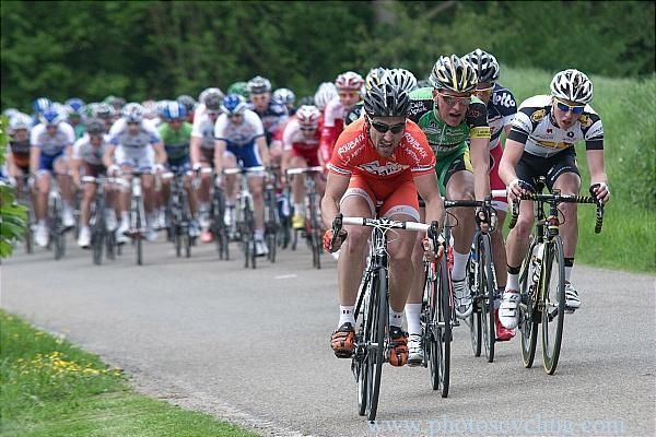 Lo&iuml;c Desriac (Roubaix Lille Metropole) forces the pace.