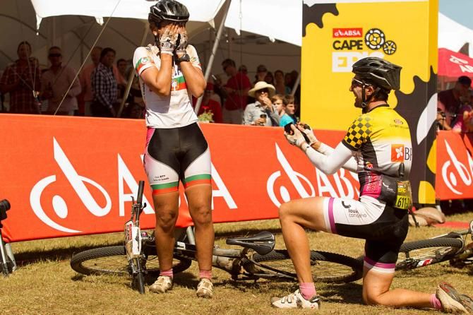 Valerio Ferreira proposes to his girlfriend Celina Carpinteiro at the finish line of the final stage