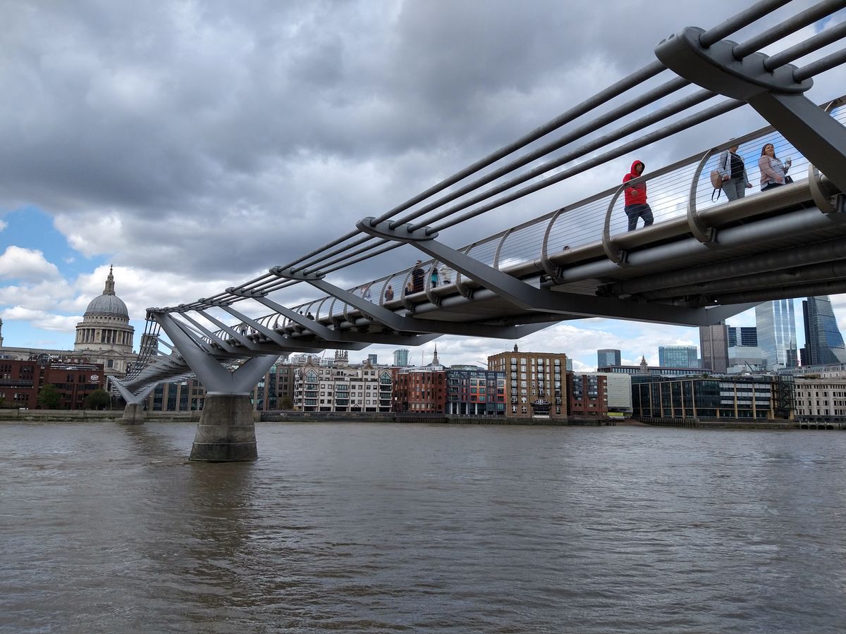 The HDR mode sails through scenes like this, although there&rsquo;s some ghosting visible in the people walking across the bridge.