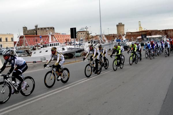 Mark Cavendish (HTC-Columbia) and his teammates cruise in the peloton prior to the rain