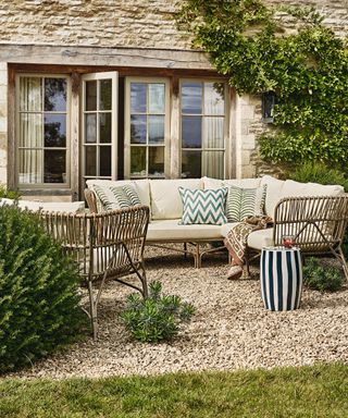 cottage garden-stye gravel patio with outdoor furniture