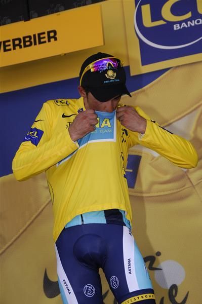 Good to see you again. Alberto Contador (Astana) reaquaints himself with an old friend
