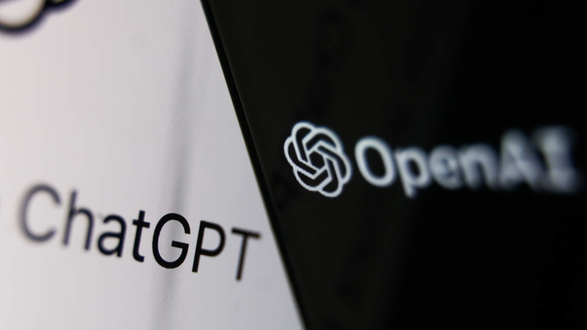 El logotipo de OpenAI que se muestra en la pantalla de un teléfono y el sitio web de ChatGPT que se muestra en la pantalla de una computadora portátil se ven en esta foto ilustrativa tomada en Cracovia, Polonia, el 5 de diciembre de 2022.