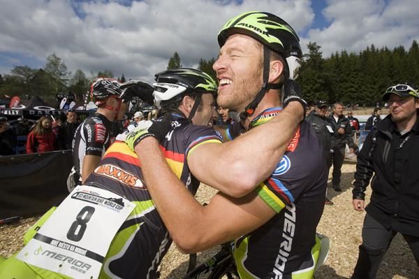 Jose Antonio Hermida hugs Ralph Naef (Multivan Merida) after the finish.