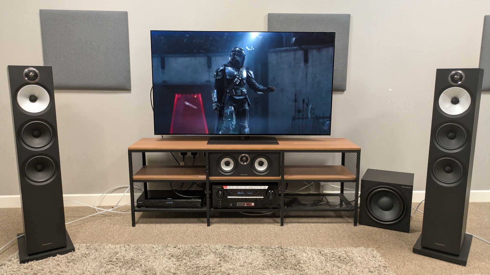 Star Wars the mandalorian & grogu 4k blu-ray on LG G6 showing the mandalorian in an arena