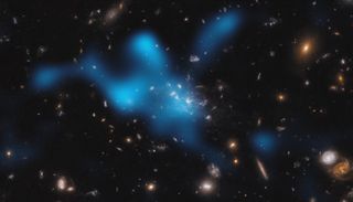 A Hubble Space Telescope image of the Spiderweb Galaxy. Overlaid on it in blue is the location of the hot intra-cluster medium detected by ALMA. 
