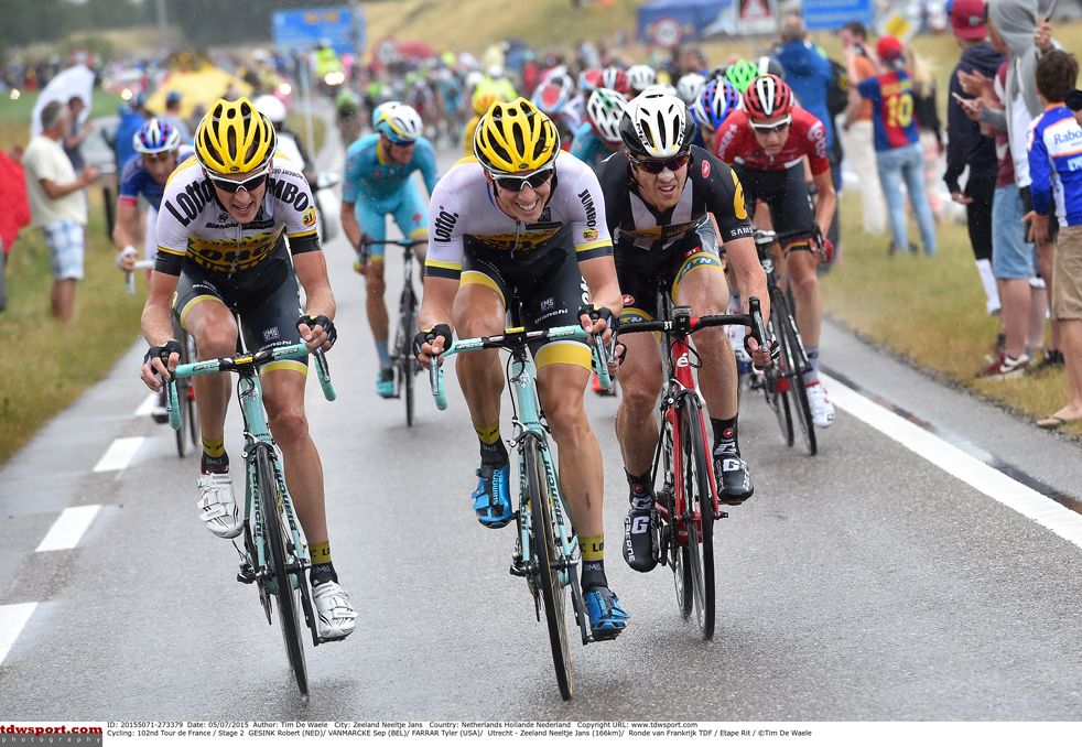 Cross winds split the peloton on stage 2 to Zelande