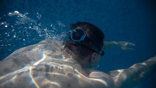 Der SONR Music von einem Schwimmer unterwasser getragen.