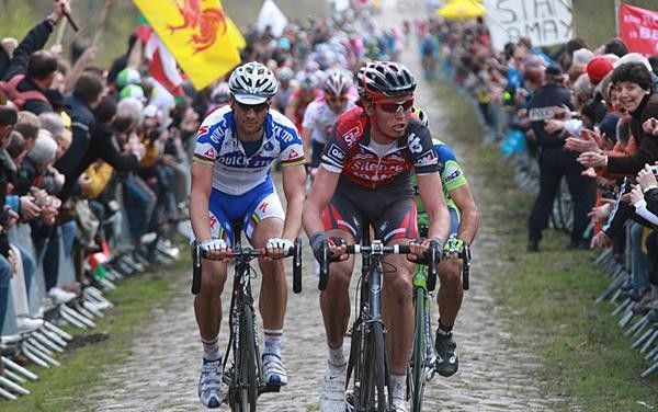 In the Arenberg forest Boonen had a good position and luck enough not to crash.