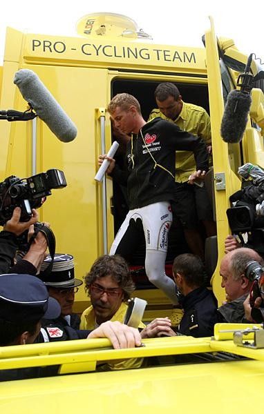 Riccardo Ricc&ograve; leaves the Tour de France
