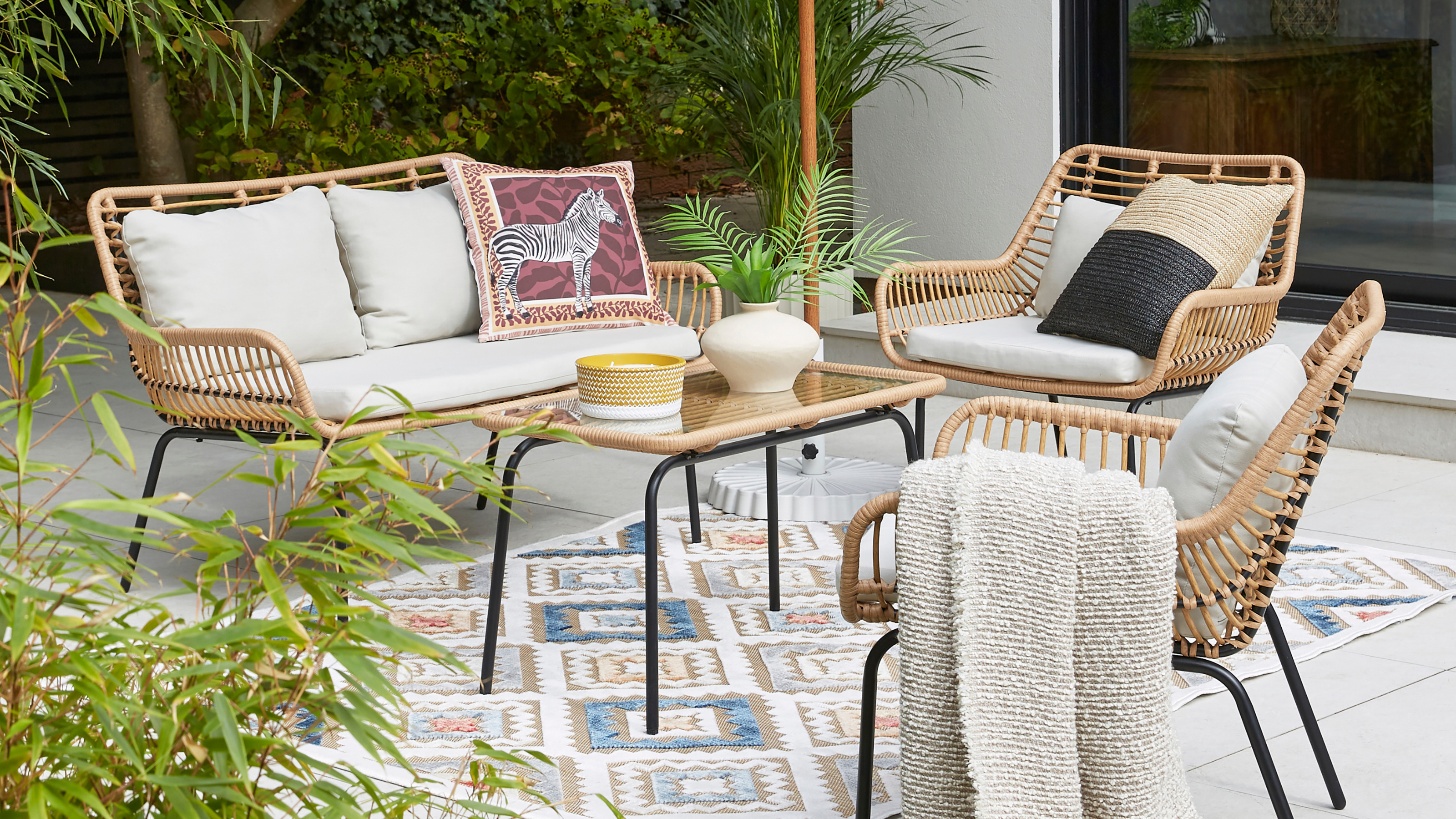Close up on singapore garden set on a colourful outdoor rug.