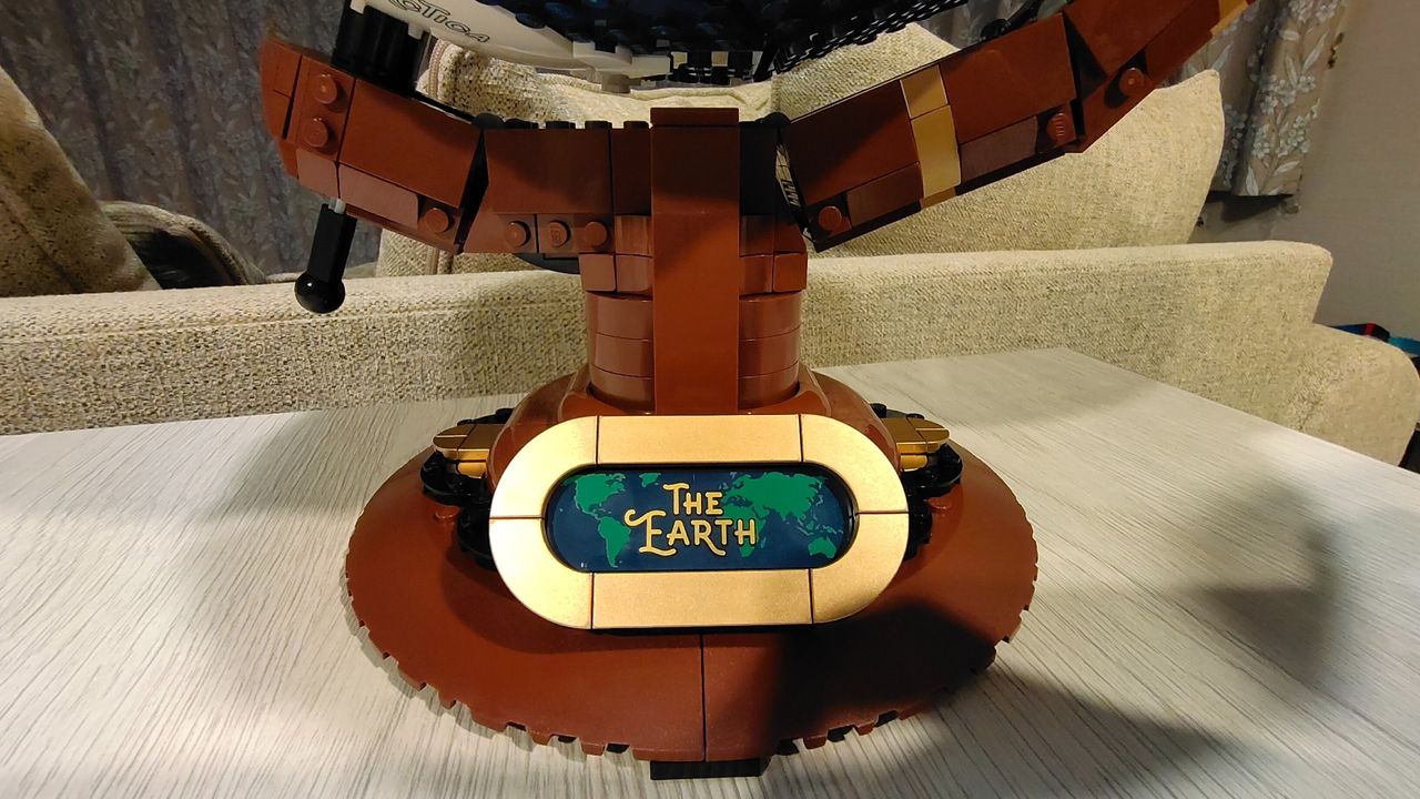 Lego Ideas The Globe 21332 - close up on plaque on base.