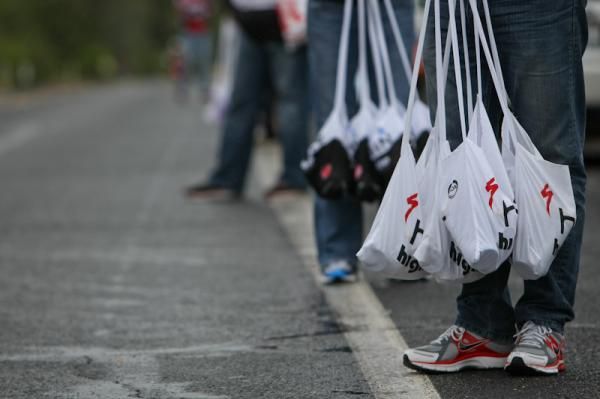 Soigners get ready for the peloton in the feed zone