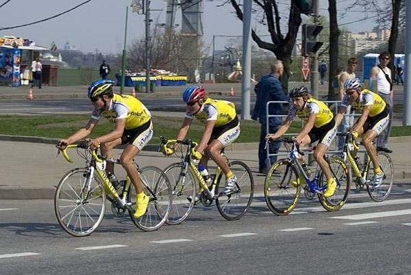 Tinkoff hangs on to the back of his young teammates