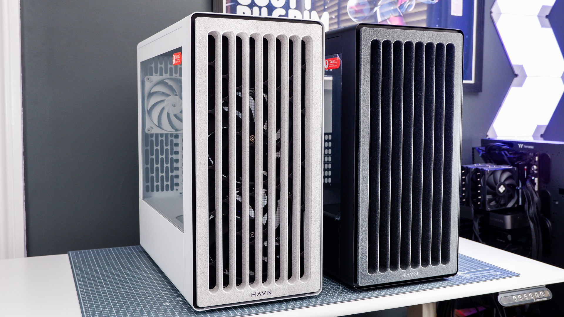 The Havn BF 360 PC case in both black and white with panels removed. 