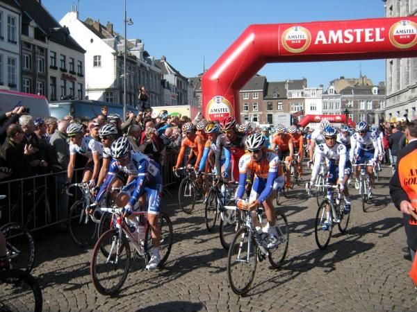 The peloton rolls out in the sun