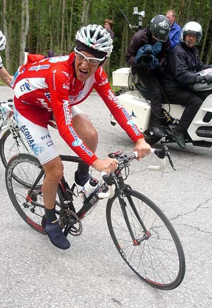 Stefano Garzelli (Acqua &amp; Sapone-Caff&egrave; Mokambo) digs.