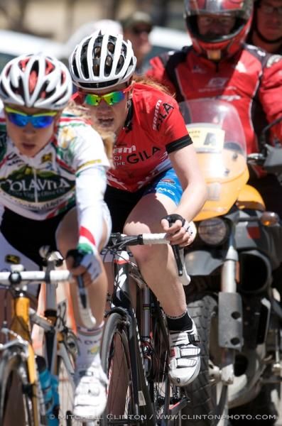Andrea Dvorak (Colavita/Forno d'Asolo) leads Clara Hughes (Pactimo Cycling Team) across the finish.