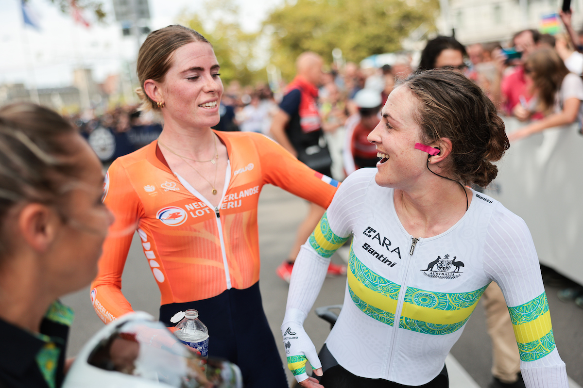 Picture by Alex Whitehead/SWpix.com - 22/09/2024 - 2024 UCI Road and Para-cycling Road World Championships, Zurich, Switzerland - Women's Elite Individual Time Trial (ITT) - Demi Vollering (Netherlands) congratulates Grace Brown (Australia) on becoming World Champion