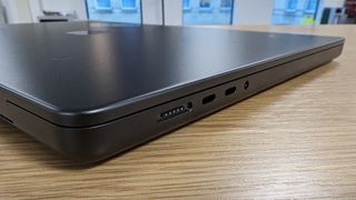 MacBook Pro 16 pouces avec écran fermé sur un bureau