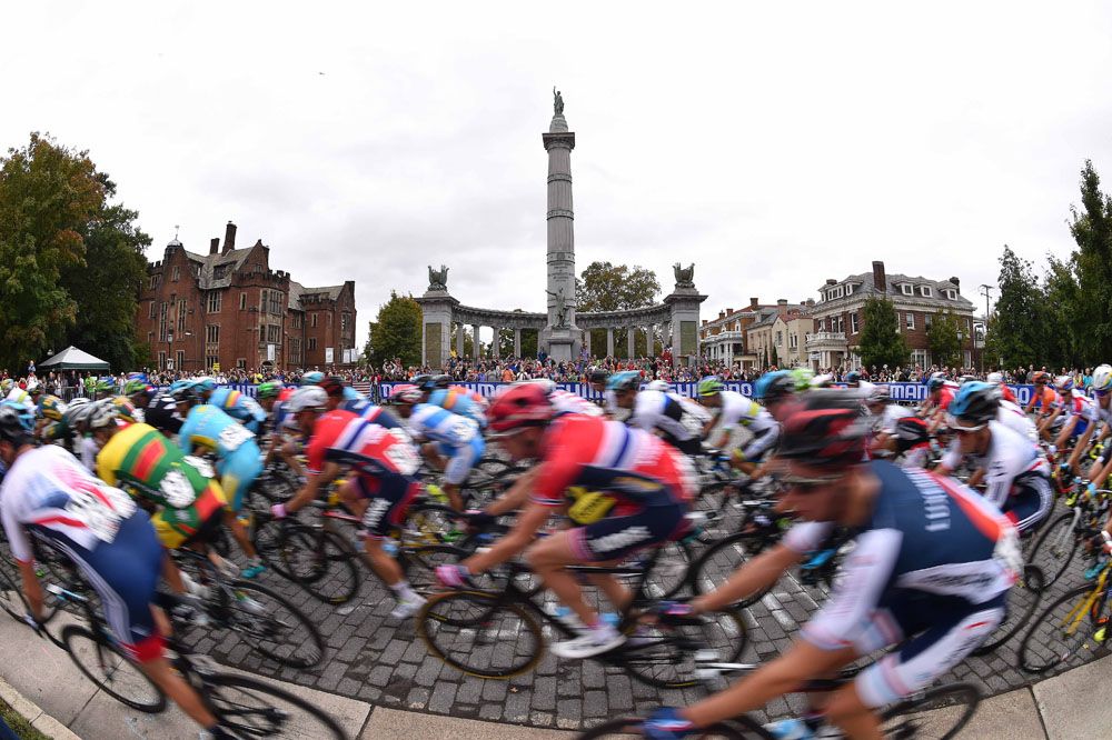 Peloton speeding by during the men's race