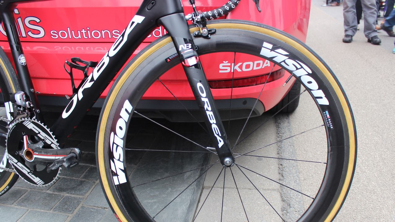 An understated and blacked-out custom bike for Bouhanni
