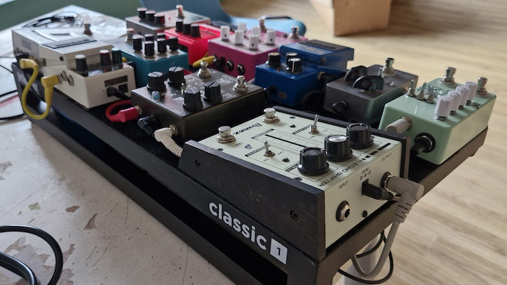 Loading my Pedaltrain Classic 1 with pedals