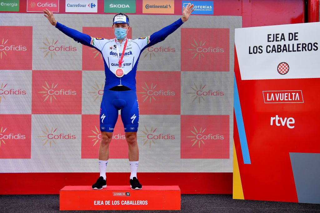 EJEADELOSCABALLEROS SPAIN OCTOBER 23 Podium Sam Bennett of Ireland and Team Deceuninck QuickStep Celebration Trophy Mask Covid safety measures during the 75th Tour of Spain 2020 Stage 4 a 1917km stage from Garray Numancia to Ejea de los Caballeros lavuelta LaVuelta20 La Vuelta on October 23 2020 in Ejea de los Caballeros Spain Photo by Justin SetterfieldGetty Images