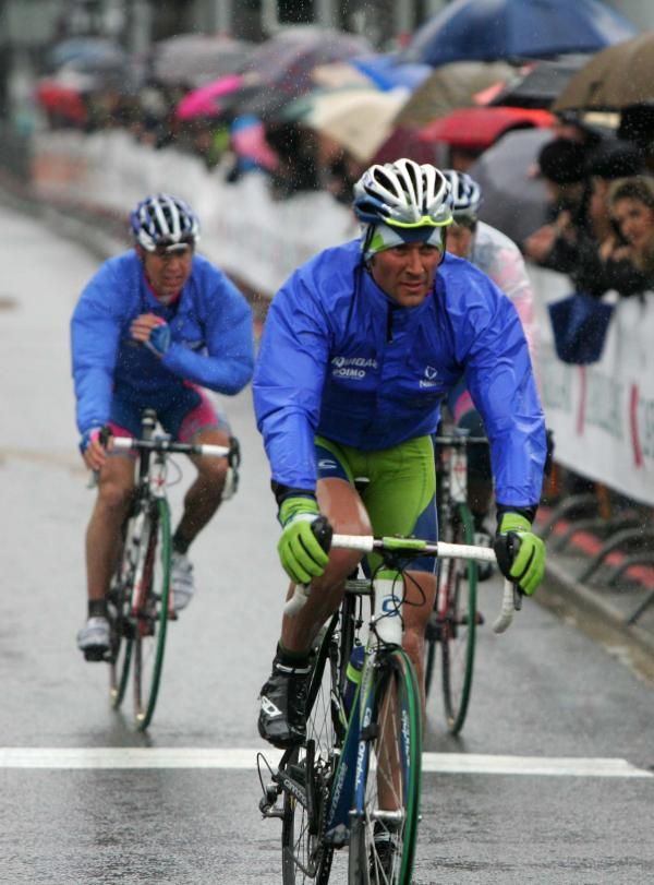 Cunego and Basso going across the line