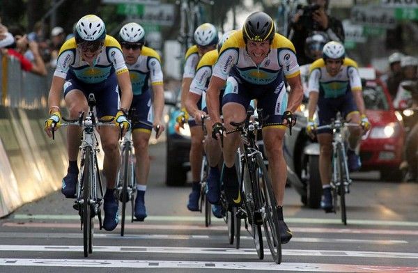 Lance Armstrong sprints to the line at the front of the Astana squad.