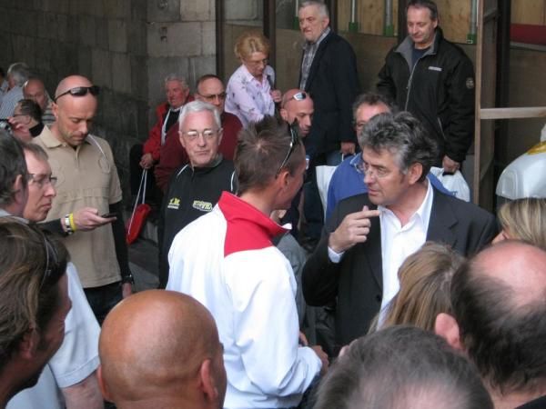 Philippe Gilbert speaks to his former team manager Marc Madiot