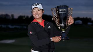 Rose Zhang with the Mizuho Americas Open trophy