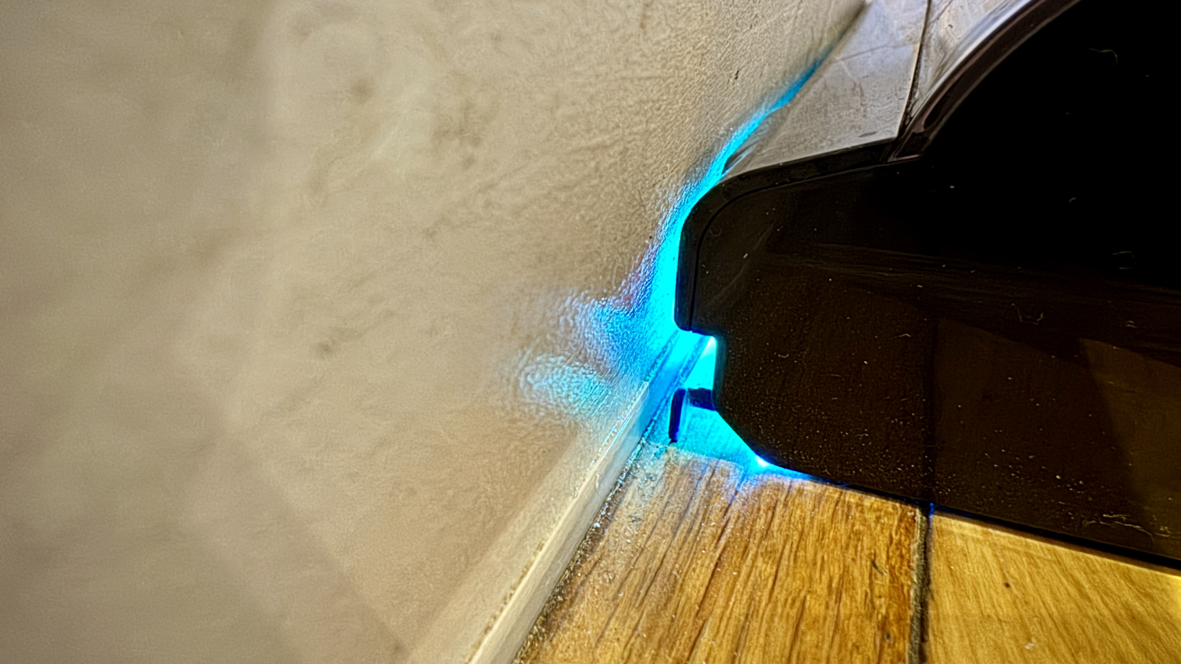 Dreame V20 Pro vacuum with edge-clean flap descended