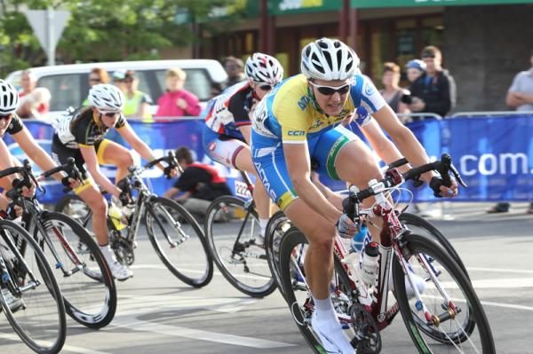 Rebecca Wiasak (ACT) in the chasing bunch.