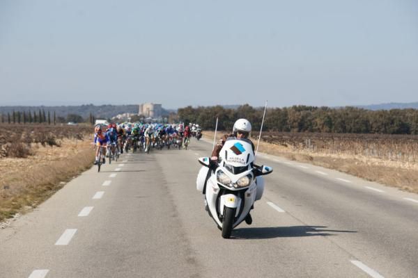 The peloton reacts to the attack
